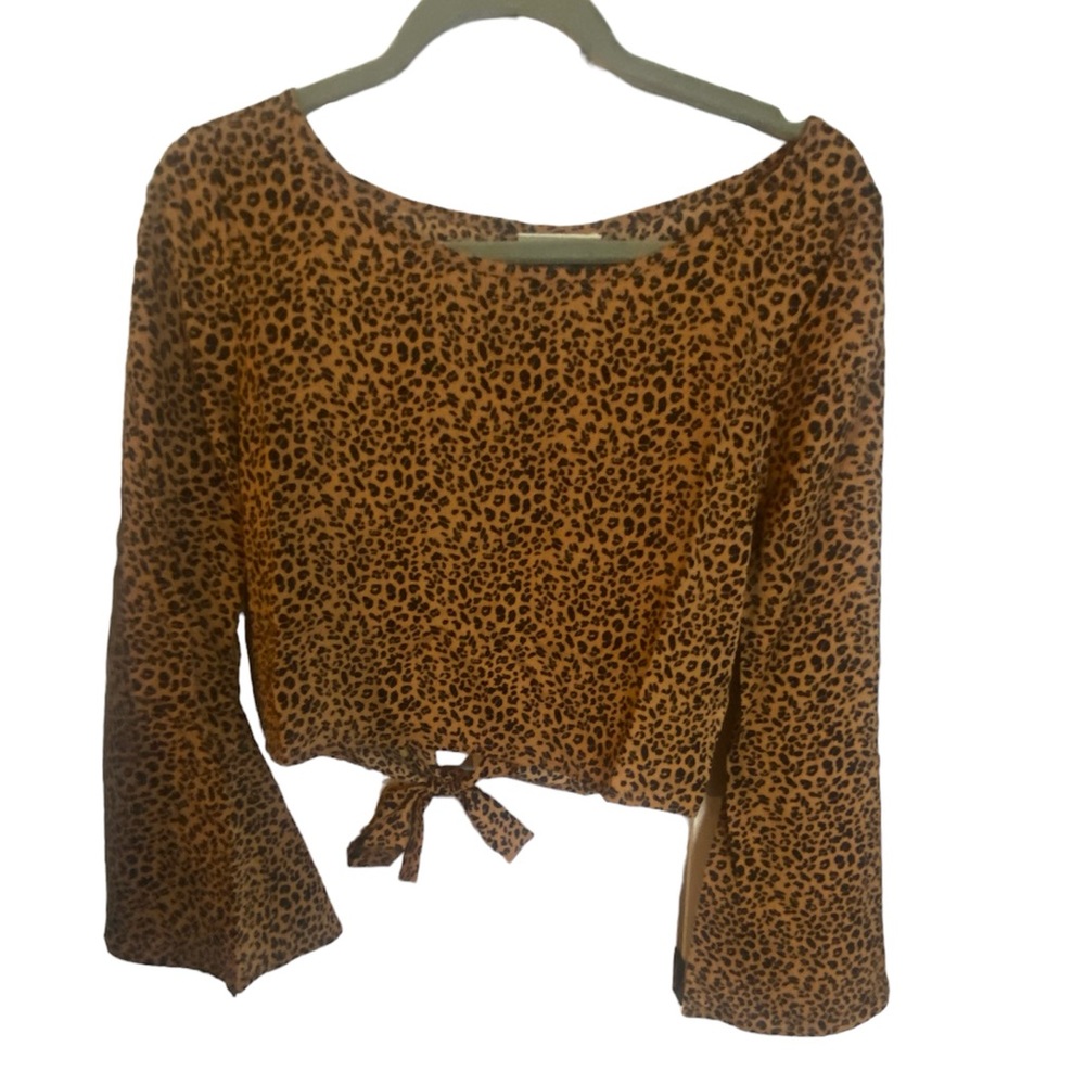 Women Leopard Bell Sleeve Crop Top_Blouse_Medium - Picture 3 of 7